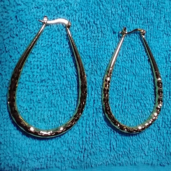 Goldtone teardrop large pierced wire dangle earrings - Picture 1 of 3